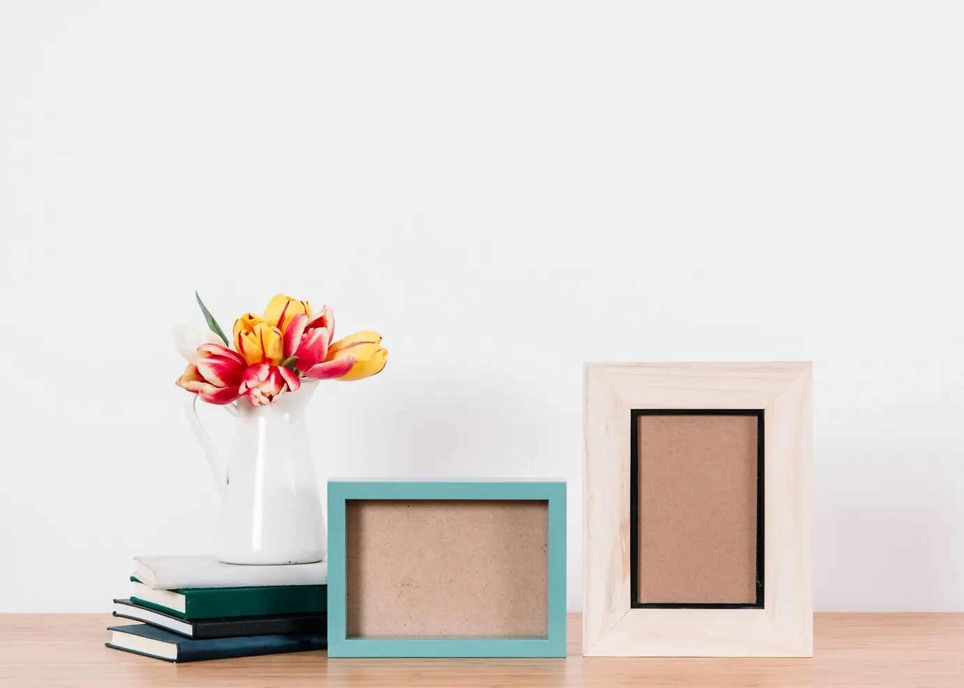 Leere Bilderrahmen und Tulpen