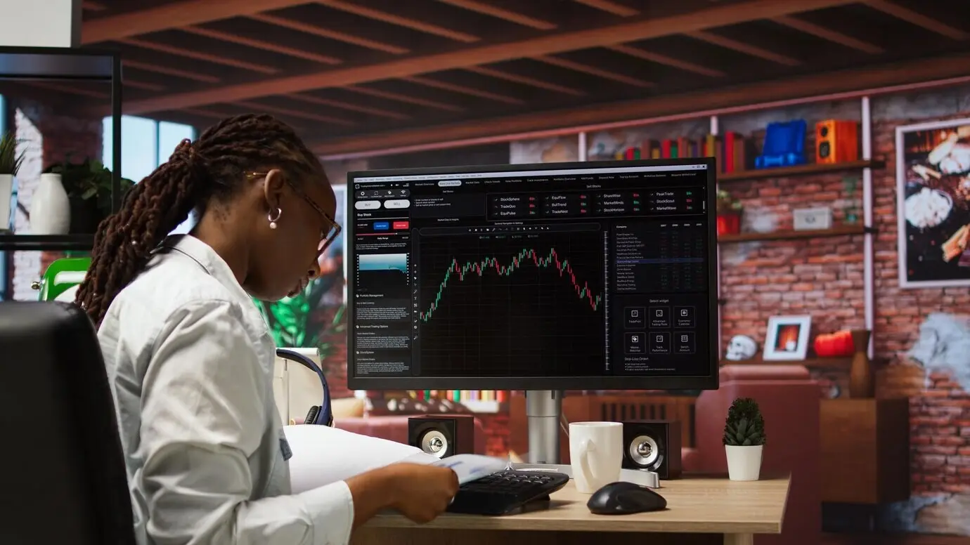 Ein Daytrader, der mithilfe eines PCs Aktien verkauft, um aus Markttrends Kapital zu schlagen.